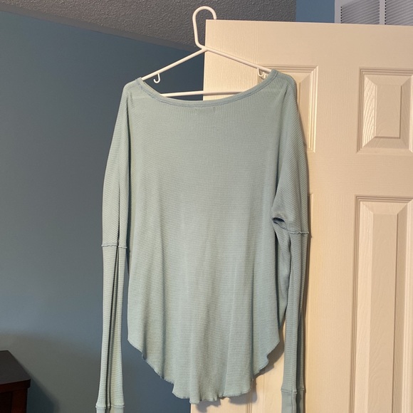 TNA long sleeve shirt that is longer in the back. - Picture 2 of 2